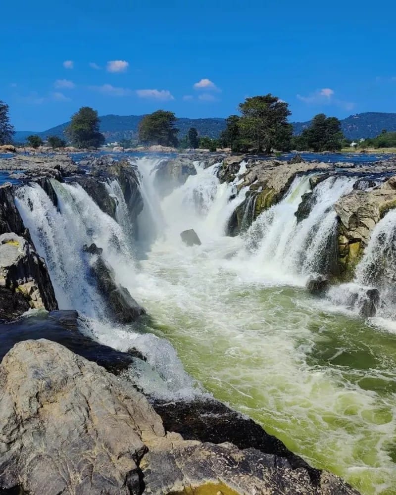 ஒகேனக்கல் காவிரி ஆற்றில் நீர்வரத்து 10 ஆயிரம் கன அடியிலிருந்து 6 ஆயிரம் கன அடியாக குறைந்துள்ளது.